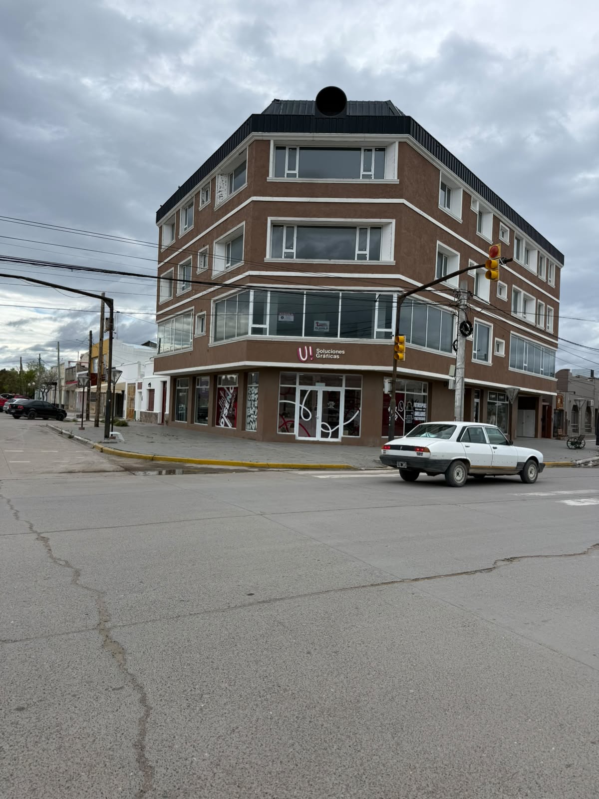 Oficina en Esquina Av. Belgrano y Victoria