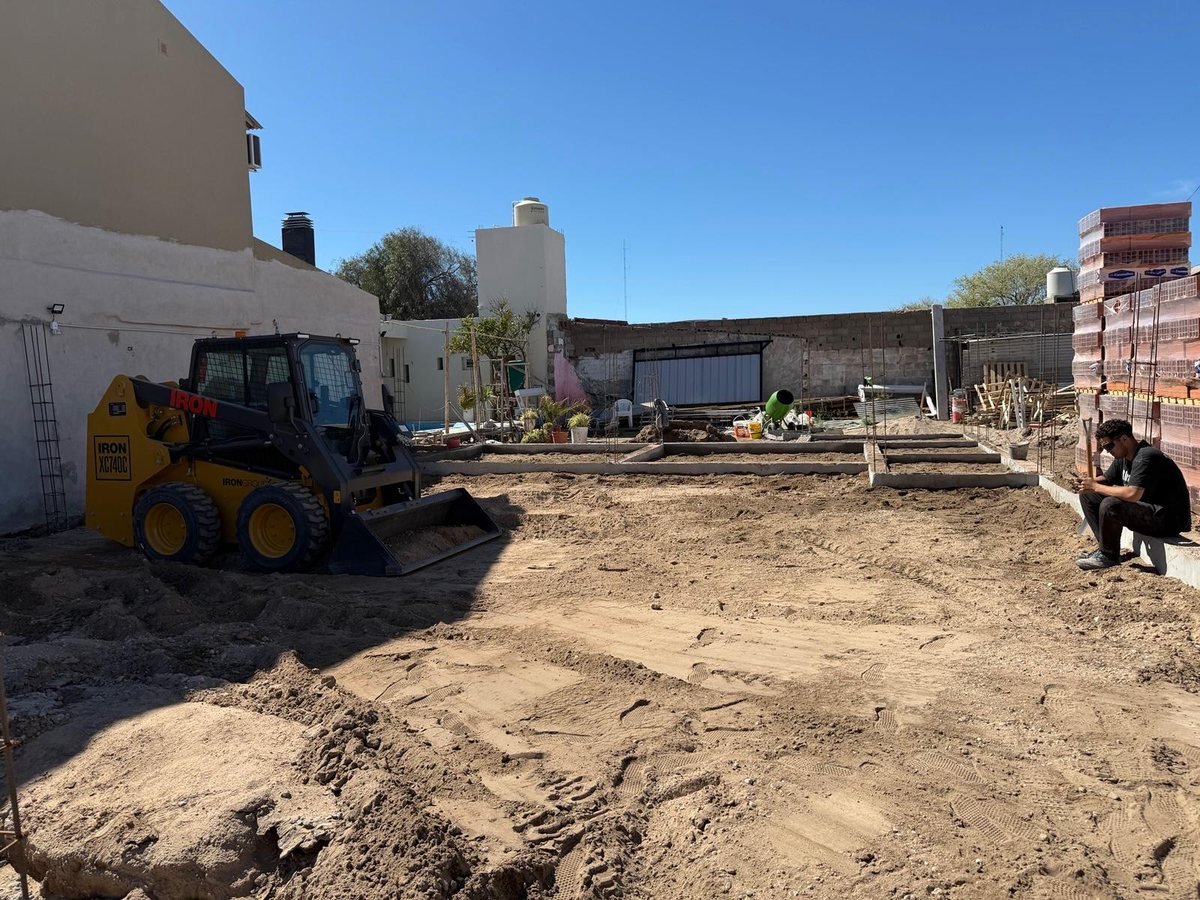 Minicargadora IRON XC740C de Técnica 2000 trabajando en una obra